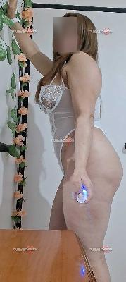 LAURA TRIGUEÑITA, FIESTERA Y BIEN CALIENTE