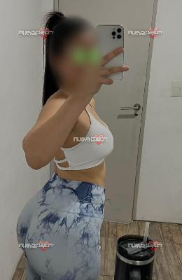 Melany fiestera dulce y complaciente