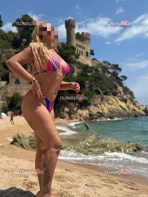 RUBIA EXUBERANTE FIESTERA QUE DESBORDA ACTITUD Y ENERGÍA BRUTAL