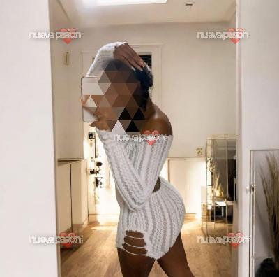 Ara, una chica latina mulata fiestera