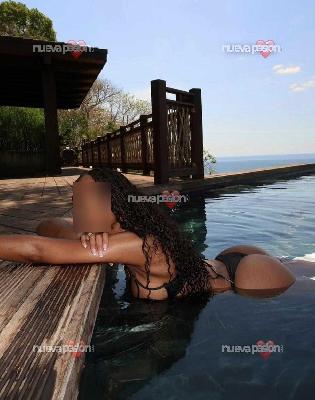 Morena piel canela juguetona