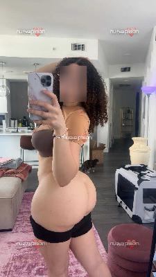 Adorablement espiègle, drôle et joyeux. 😋💋