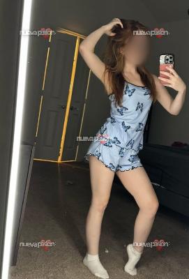 En el chat, entre susurros y gemidos, te mando videos donde mi lengua recorre cada centímetro, VIDEOS VIDEOLLAMADAS