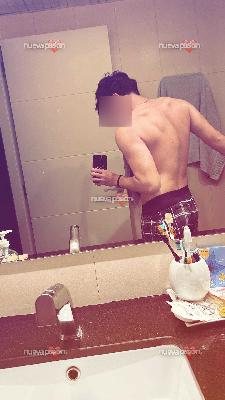 Hombre joven ardiente con ganas de pasarlo bien