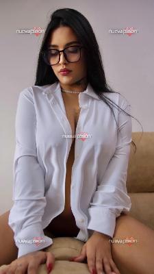 CARIÑOSA, FOGOSA Y FIESTERA