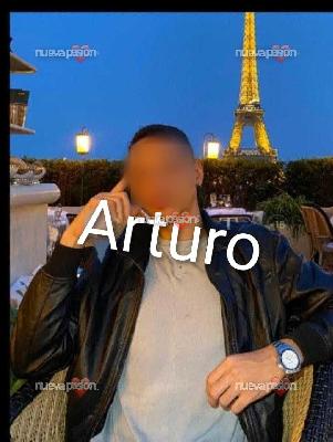 LATINO VARONIL MASAJISTA COMPLACIENTE SIN LIMITES EN LA CAMA EN LAS CANTERAS