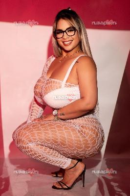 CAROL PRECIOSA LATINA CON TETAS NATURALES EN MESA Y LOPEZ