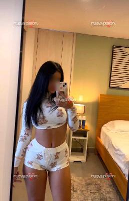 Deliciosa morena colombiana alegre y fiestera