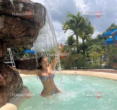 Cachonda, fiestera y complaciente,