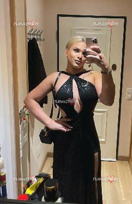 Joven española trans, la bomba dorada