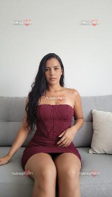 Latina fiesta dispuesta a pasarla bien