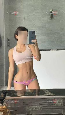 Belleza cautivadora para momentos apasionados.  mi numero es +33757752772