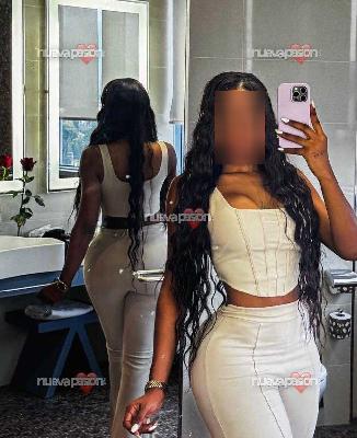 Hermosa morena de cara y cuerpo bebé