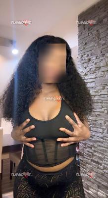 Dominicana pelo rizado elegante cariñosa