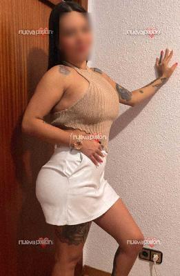 Cuando bajo la basura en bata recibo miradas lujuriosas,un día abrire la bata y mostrare mi cuerpo desnudito...