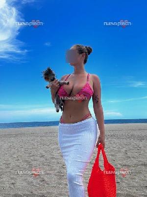 Una chica hermosa, bonita, muy atractiva, muy arreglada.