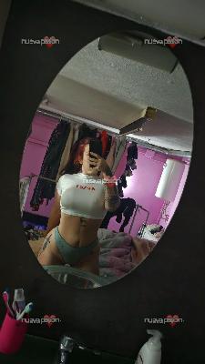 Chica sola en casita