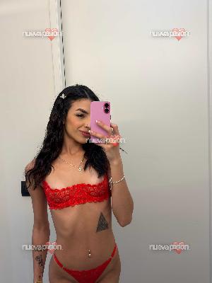 Jovencita delgada de paso por tu ciudad