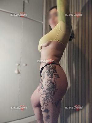 Lea jovencita y atractiva