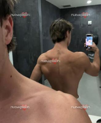 Busco dos hombres maduros para un trío.