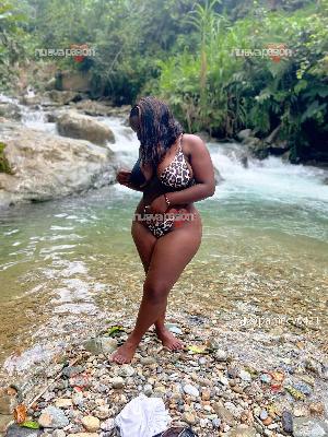 Morena guapa divertida