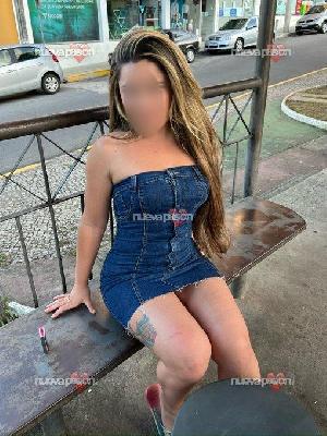 Una chica hermosa, guapa, muy atractiva, muy bien arreglada.